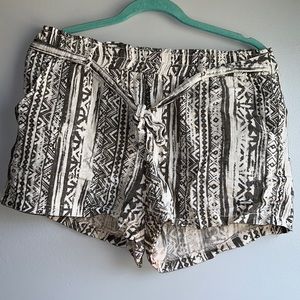 Cali 1850 Los Angeles Tribal Print Shorts Size L with front and back pockets!